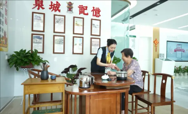 邮储银行在网点设置“邮爱驿站”,为客户提供关爱服务